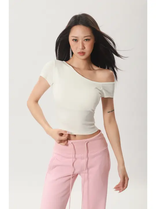 セクシーなショルダーカットTシャツ【春夏用・デザイン・胸パッド付き・女性用】