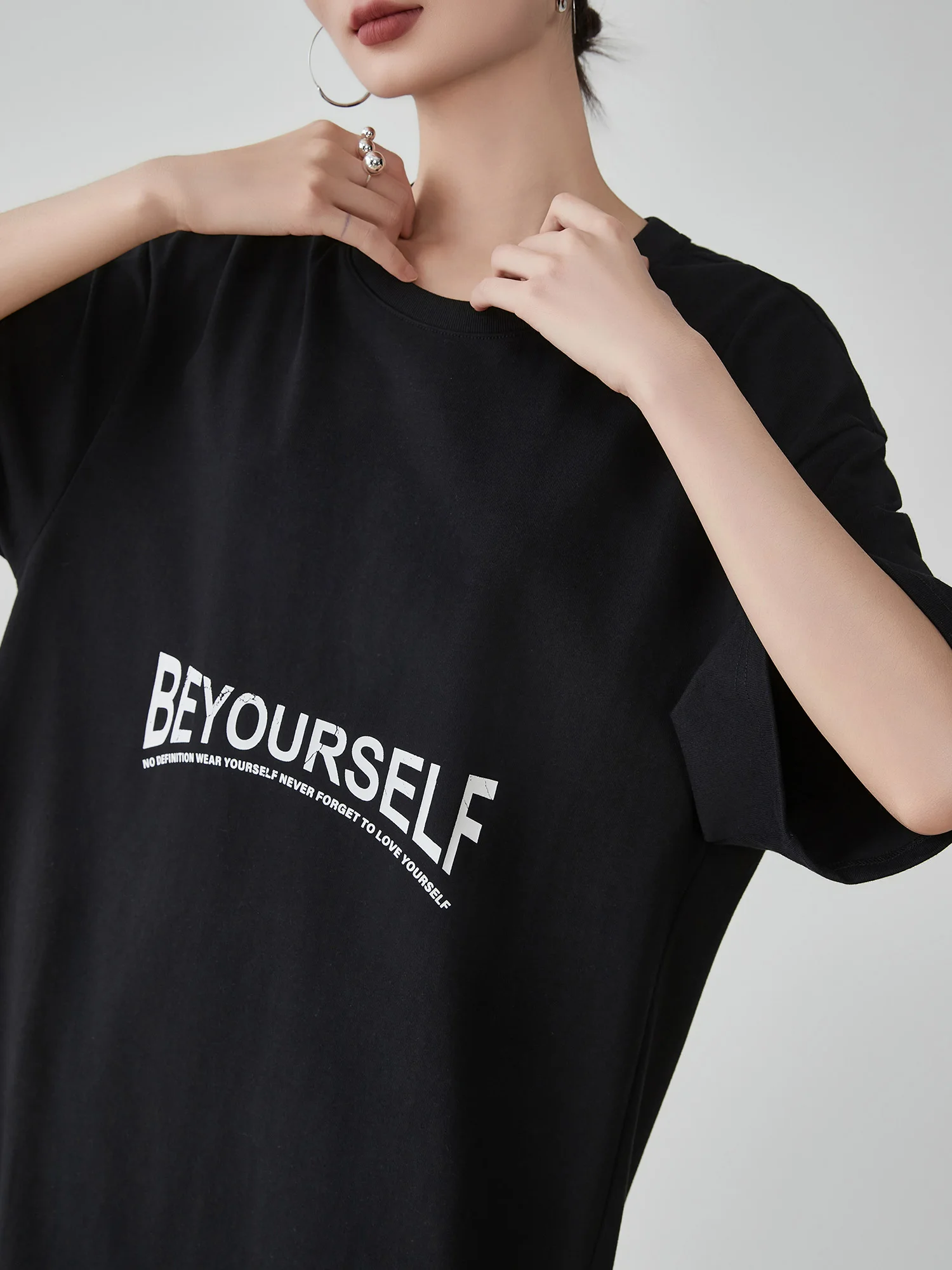 今年のトレンド レディースで迷ったら、この黒いフリンジTシャツワンピースが救う！