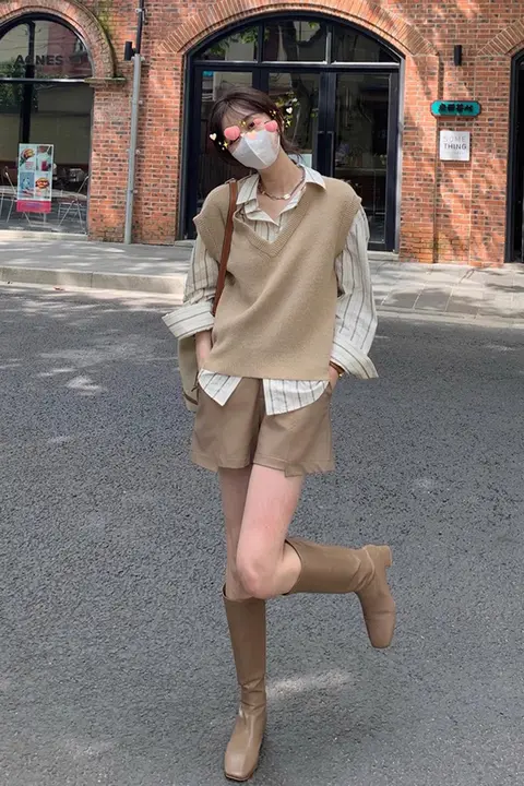 Vネックデザインのニットベスト【秋春用・開襟・重ね着対応】