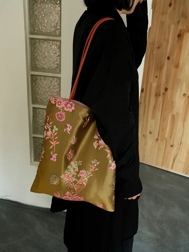 国風デザインの花柄ショルダーバッグ：茶緑とピンクの新中式スタイルが日常に合う理由