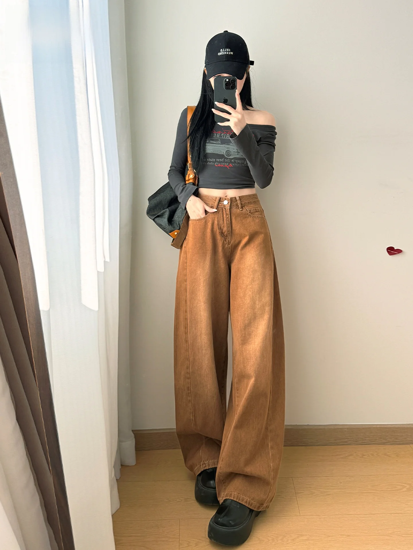 クールカジュアルコーデに欠かせない1本は、このキャラメルカラーのデニムパンツ？