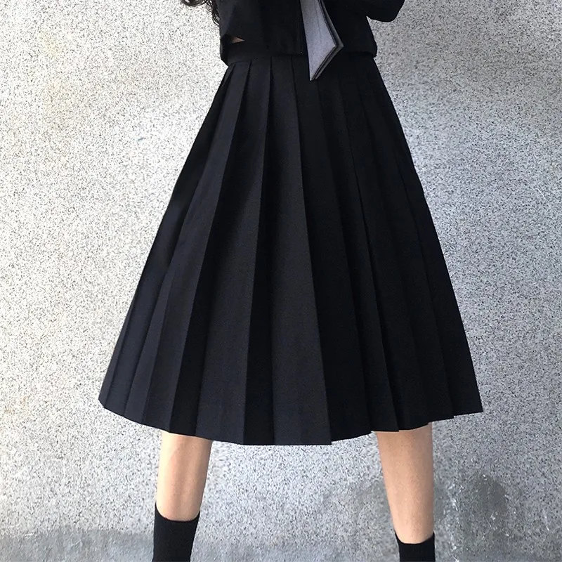 大人可愛いの本質とは？グレーJKスカートで解くスタイルのバランス