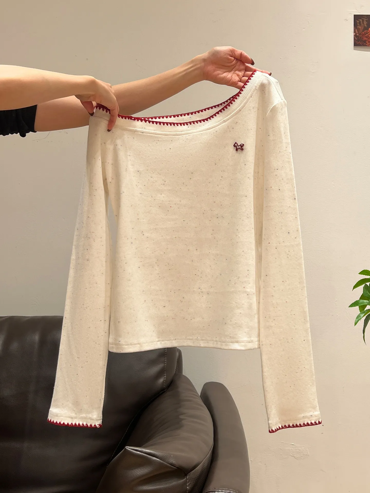 20代後半の女性が今、選ぶべき春のコーデは？斜め肩Tと刺繍デニムの組み合わせが答え