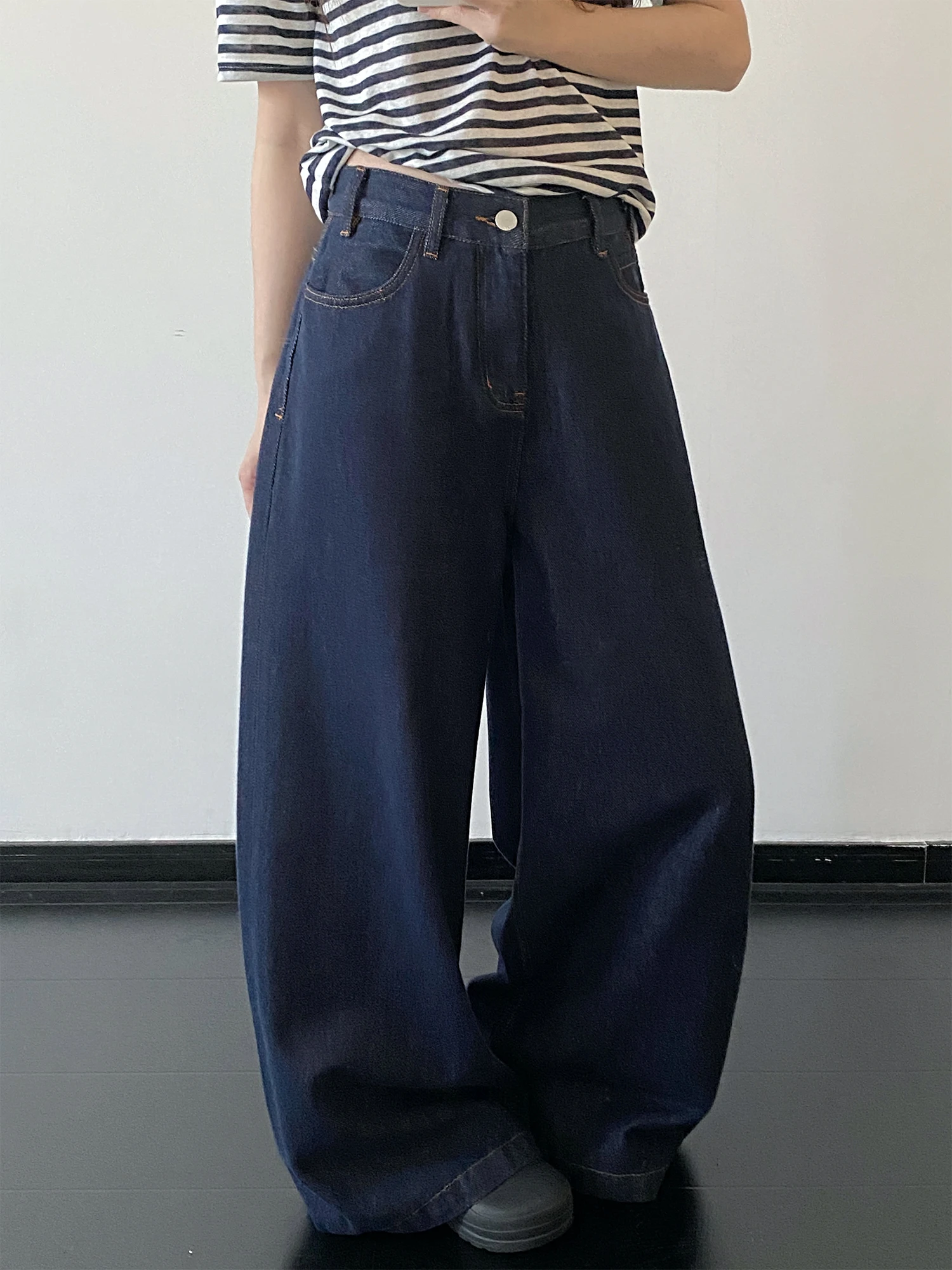 デニムワイドテイプドパンツの特徴：ヴィンテージ風ストレートデニムパンツのフィット感と実用性