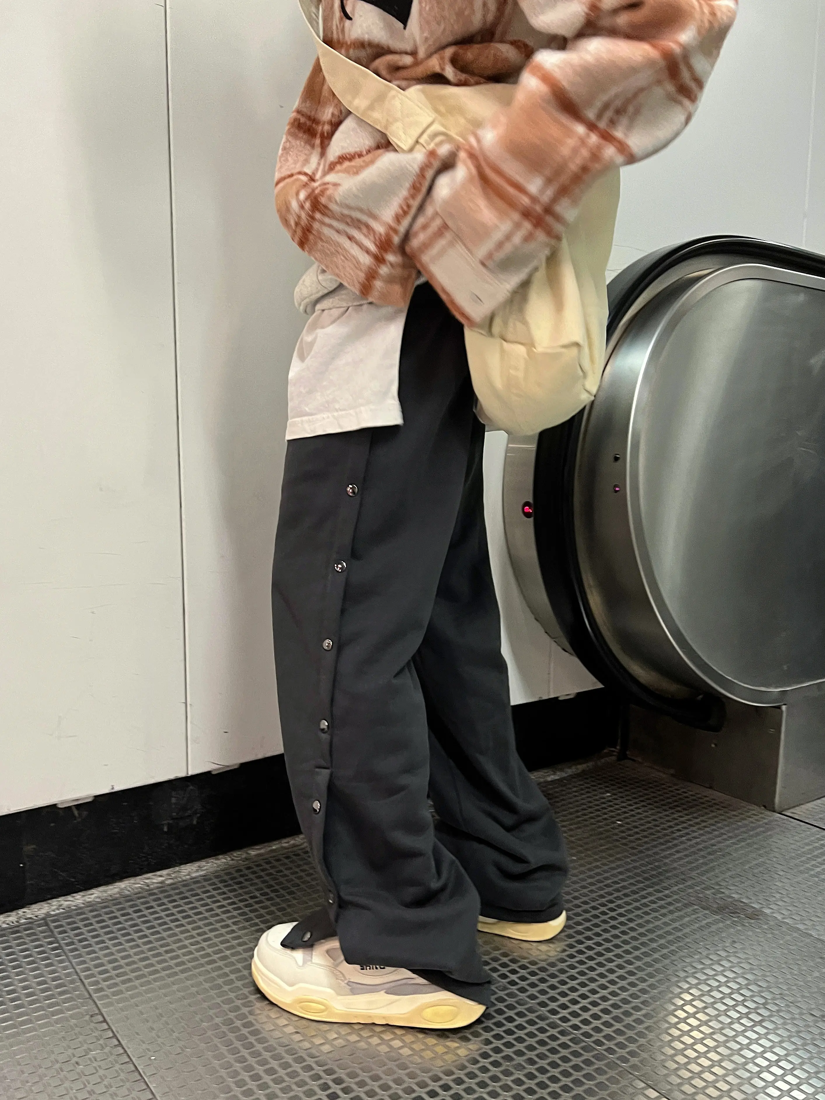27歳男性が「クール系ファッション」で失敗しないコーデは？黒のサイドボタンストレートパンツが解決する