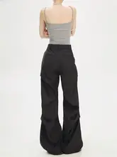 デザイン性の高い黒の高腰ストレートパンツ【シンプル・スリムフィット・女性用】（セットアップ対応）