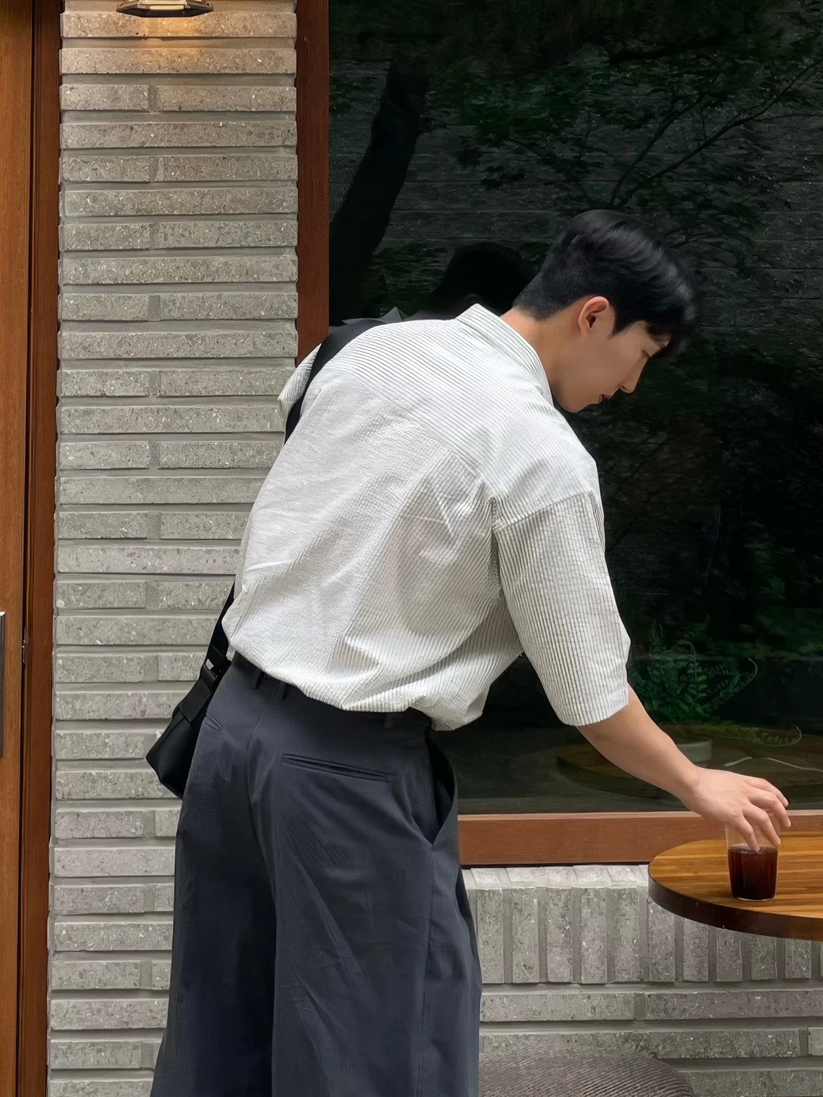 春コーデ メンズ 完全ガイド｜アプリコットストライプシャツで自然な日常を演出