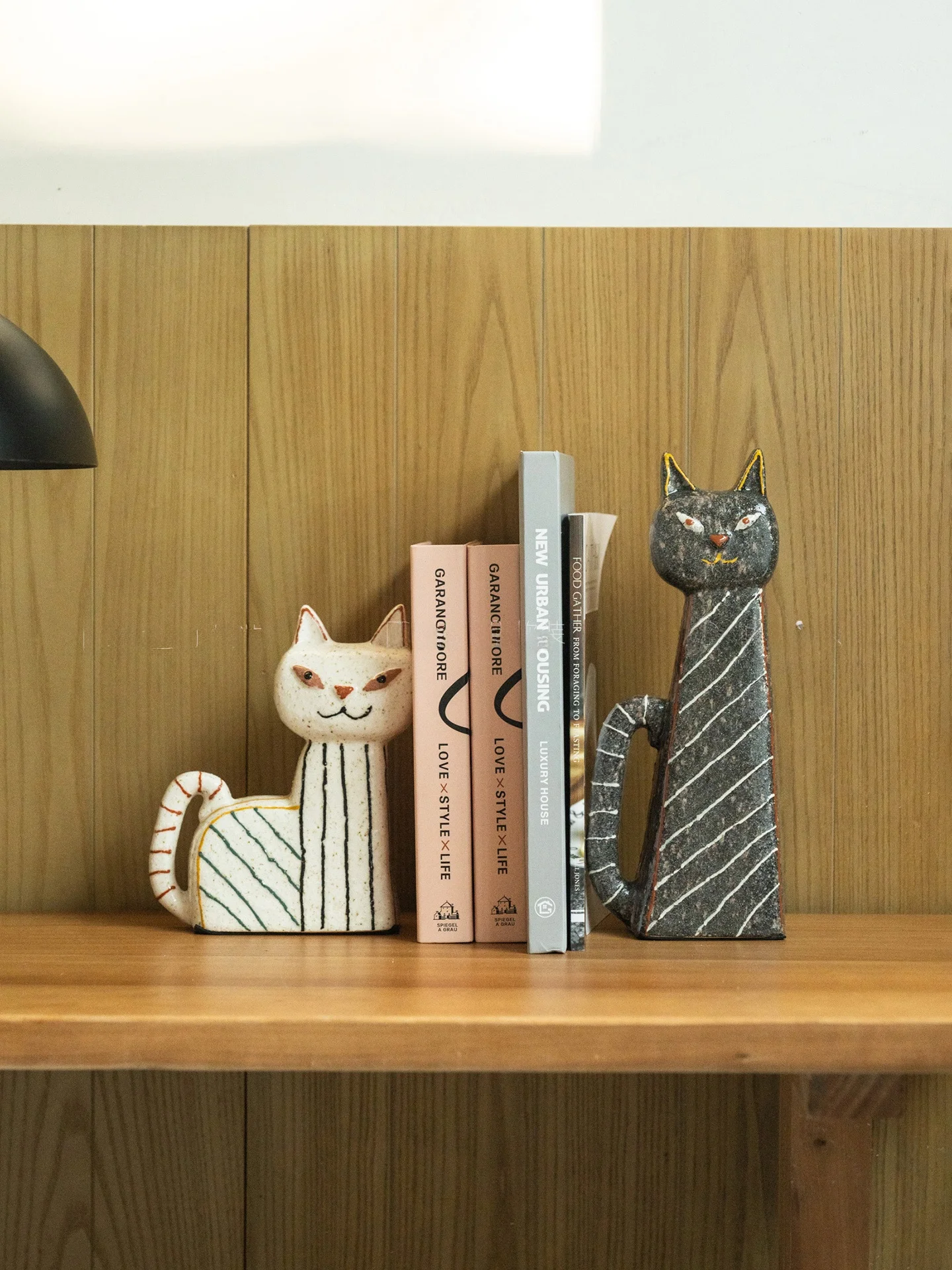 猫のインテリアを「おしゃれ」に仕立てるには？現代的なストライプ招き猫が解決する3つの理由