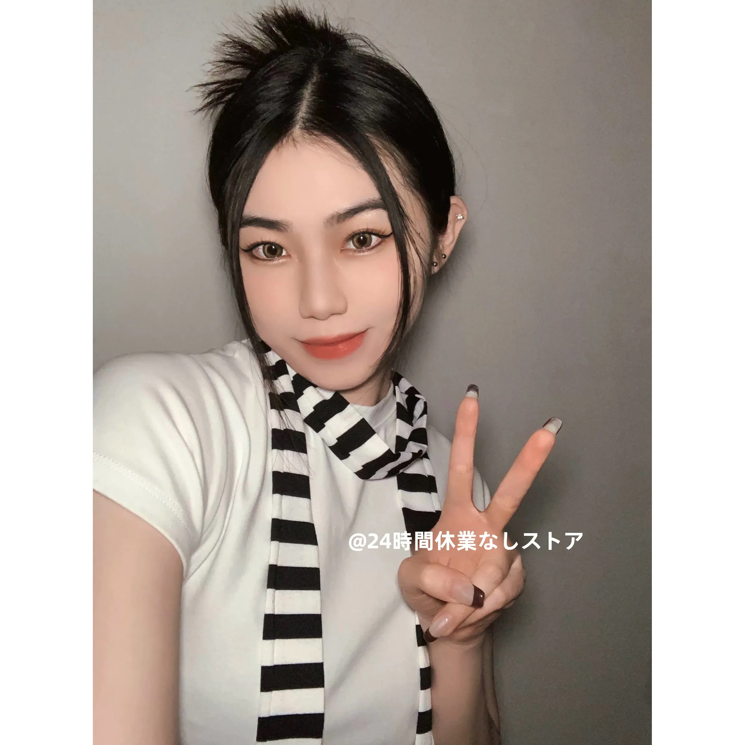 Y2Kスタイル アートなストライプ柄ロングスカーフ：ユニセックスファッション小物の機能と使い方
