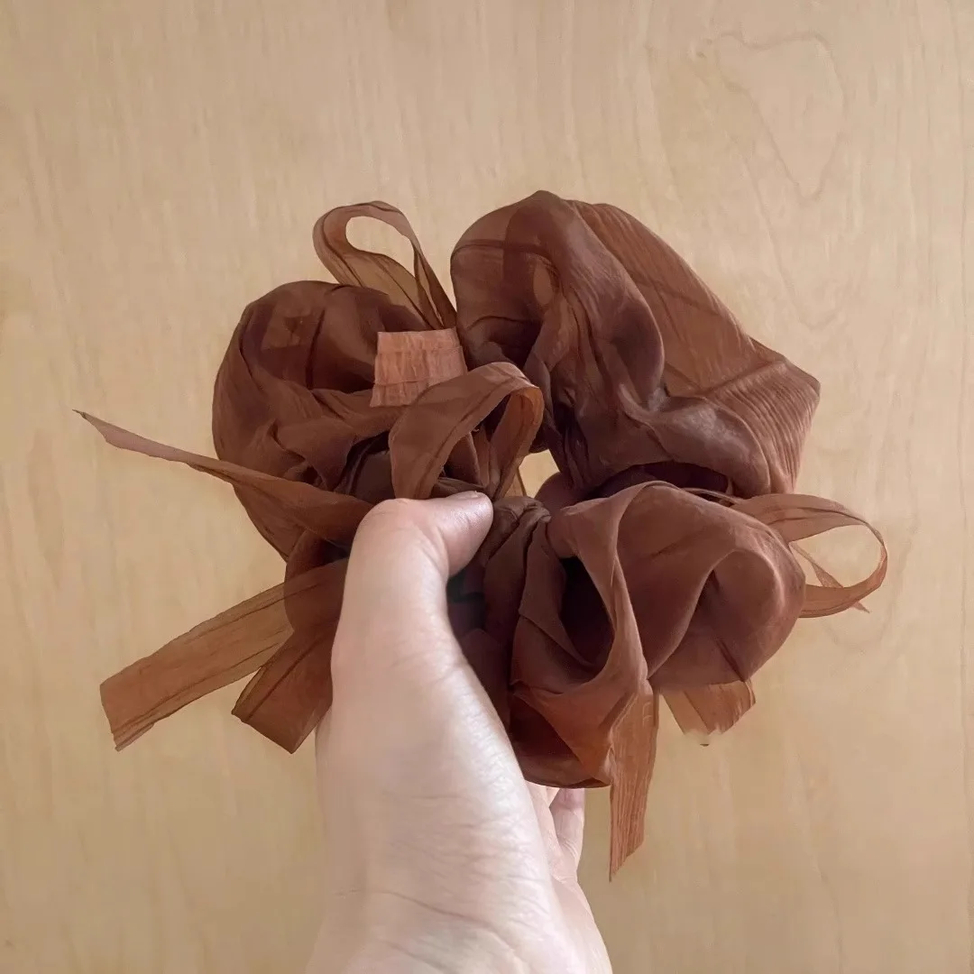 ポニーテールにカチューシャをつけるためのバレリーナ風チュールリボンヘアゴムガイド
