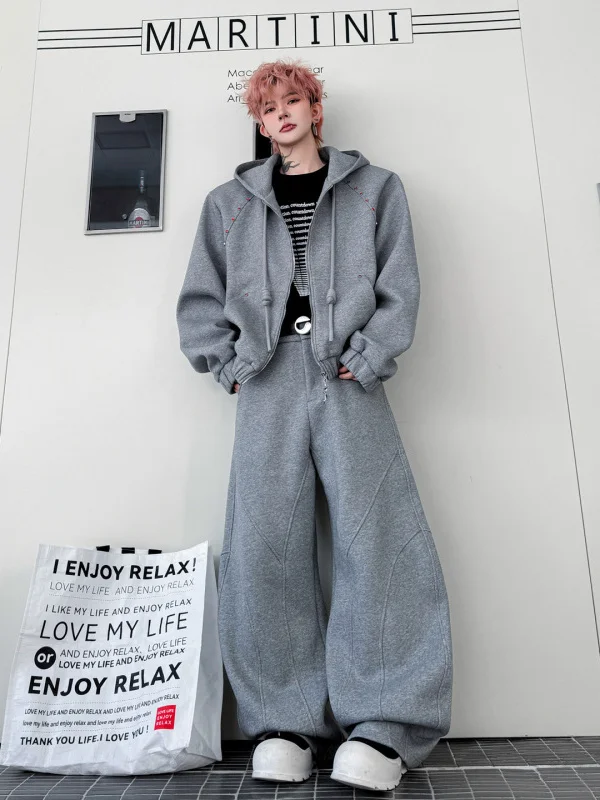 かっこいい系の服：フーディー付きカーディガンとワイドレッグパンツのスポーツスタイル