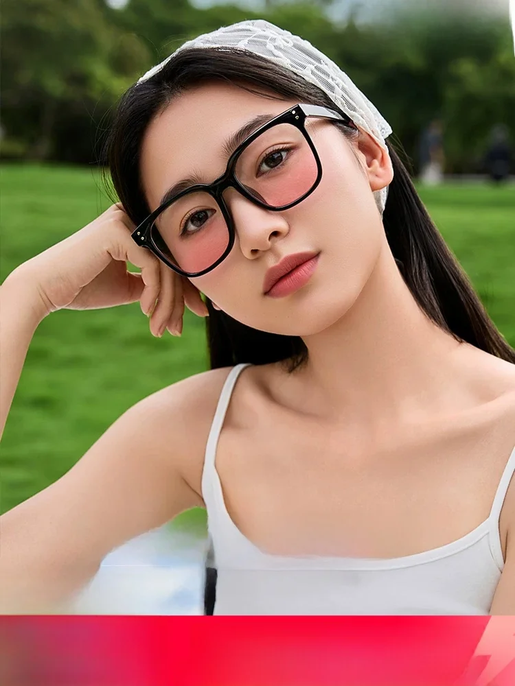 坊主似合うメガネは本当に必要？黒縁のシンプルさが、日常を彩る理由
