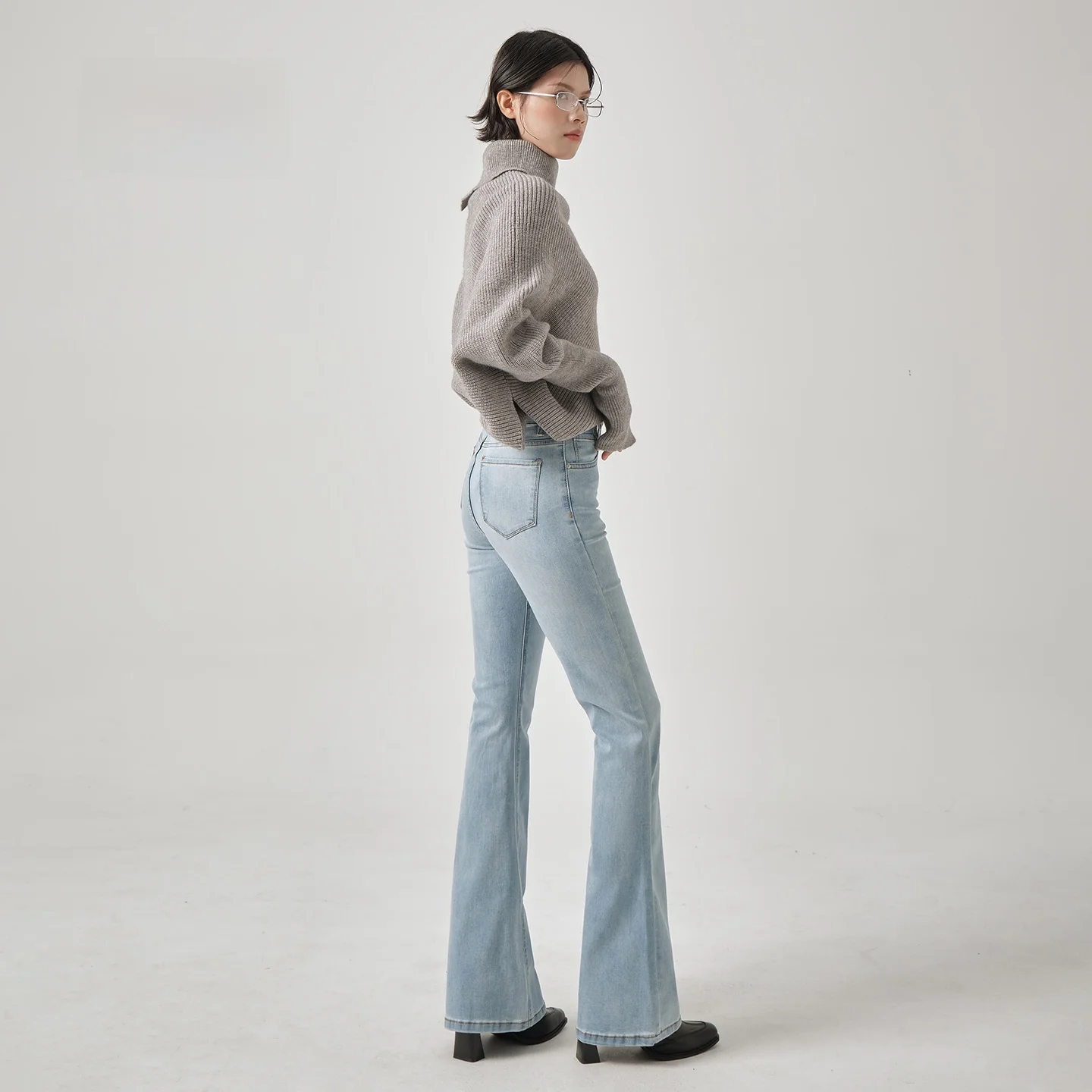 高腰ストレッチデニムパンツ：骨格ストレート女性に最適なフレアデザインの実用性と着用シーン