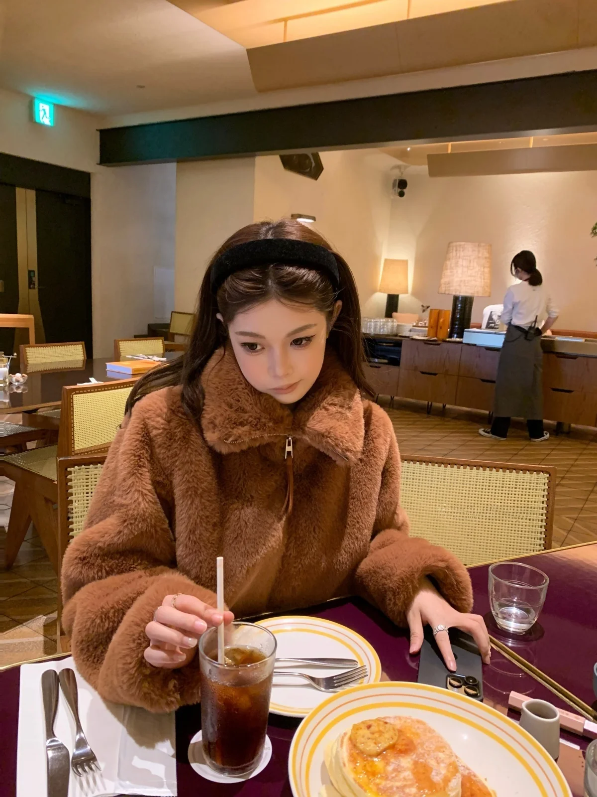 ショート丈のファーコートは、本当に冬のスタイリングを救うのか？