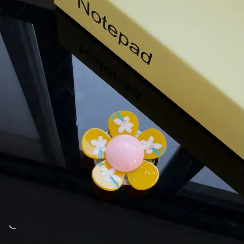 アクリル製花デザインスマホスタンドケース：回転式でデスクに自然に設置できる