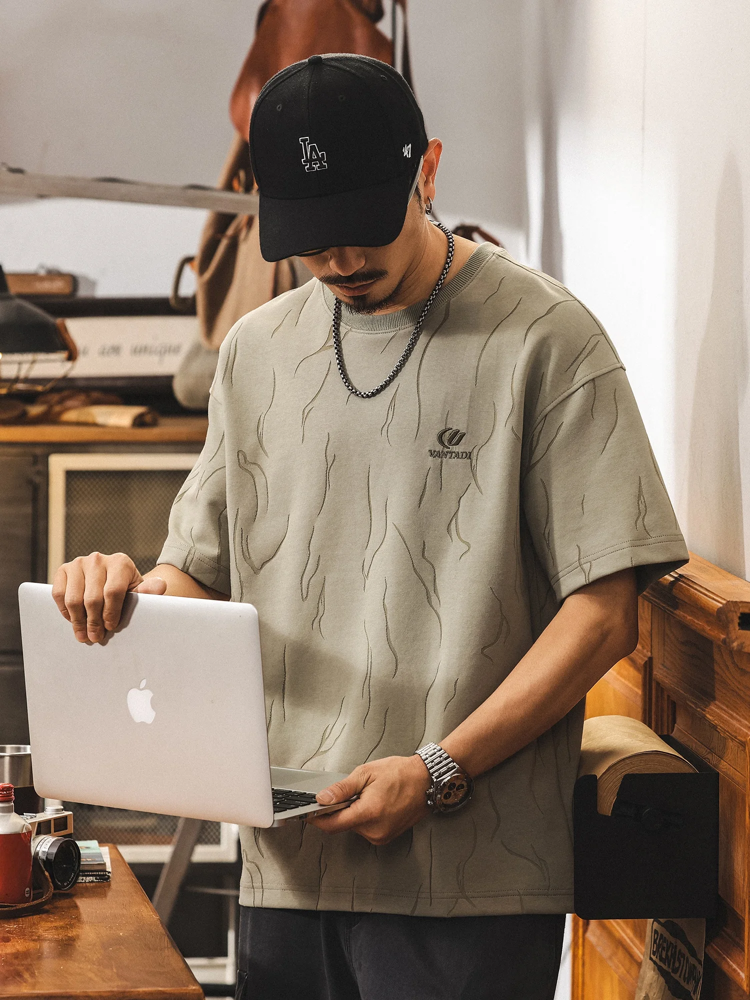 カットオフ tシャツを買うべきなのか？高街スタイルのレーザー焼きショートスリーブTシャツが解決する3つの理由