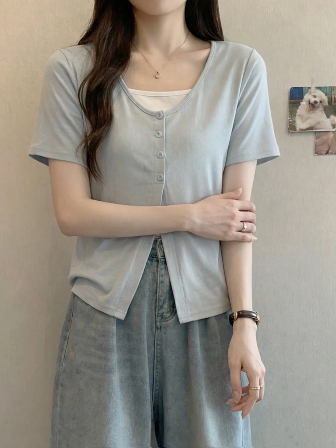 tシャツ 重ね着 レディース どうやって着る？通勤から夏の日常まで、上品で若々しい着こなしを実現する秘訣