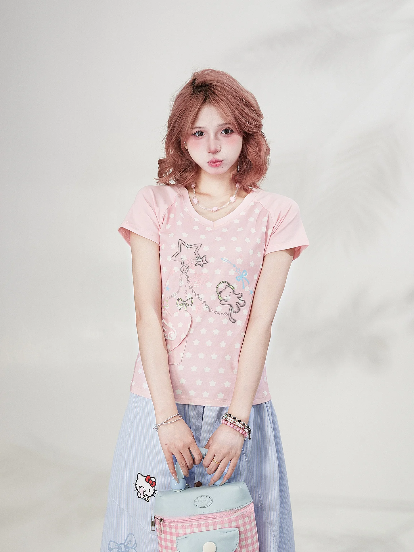 星柄プリントのVネック短袖Tシャツ：レトロかわいいスタイルの定義と実用性を解説