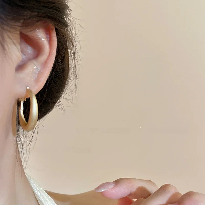顔が小さく見える！シンプルな丸型アクリルピアスのデザインと実用性