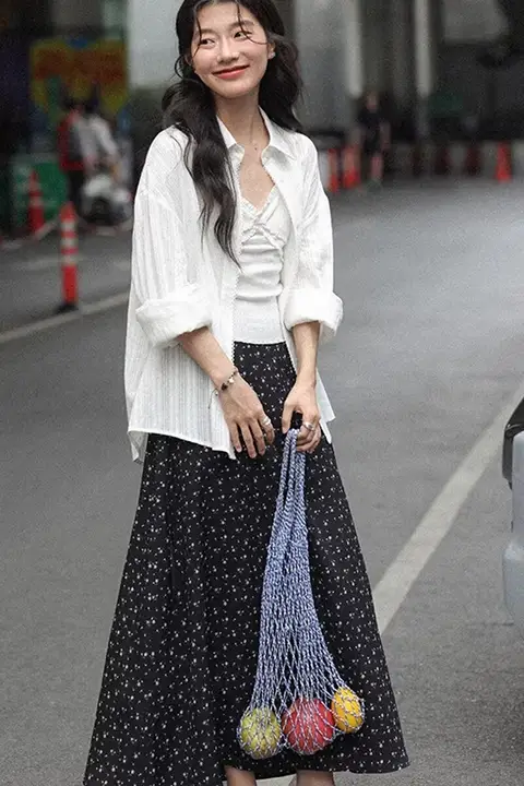 黒い花柄のフレアスカート【春用・Aライン・可愛いデザイン】（セットアップ対応）