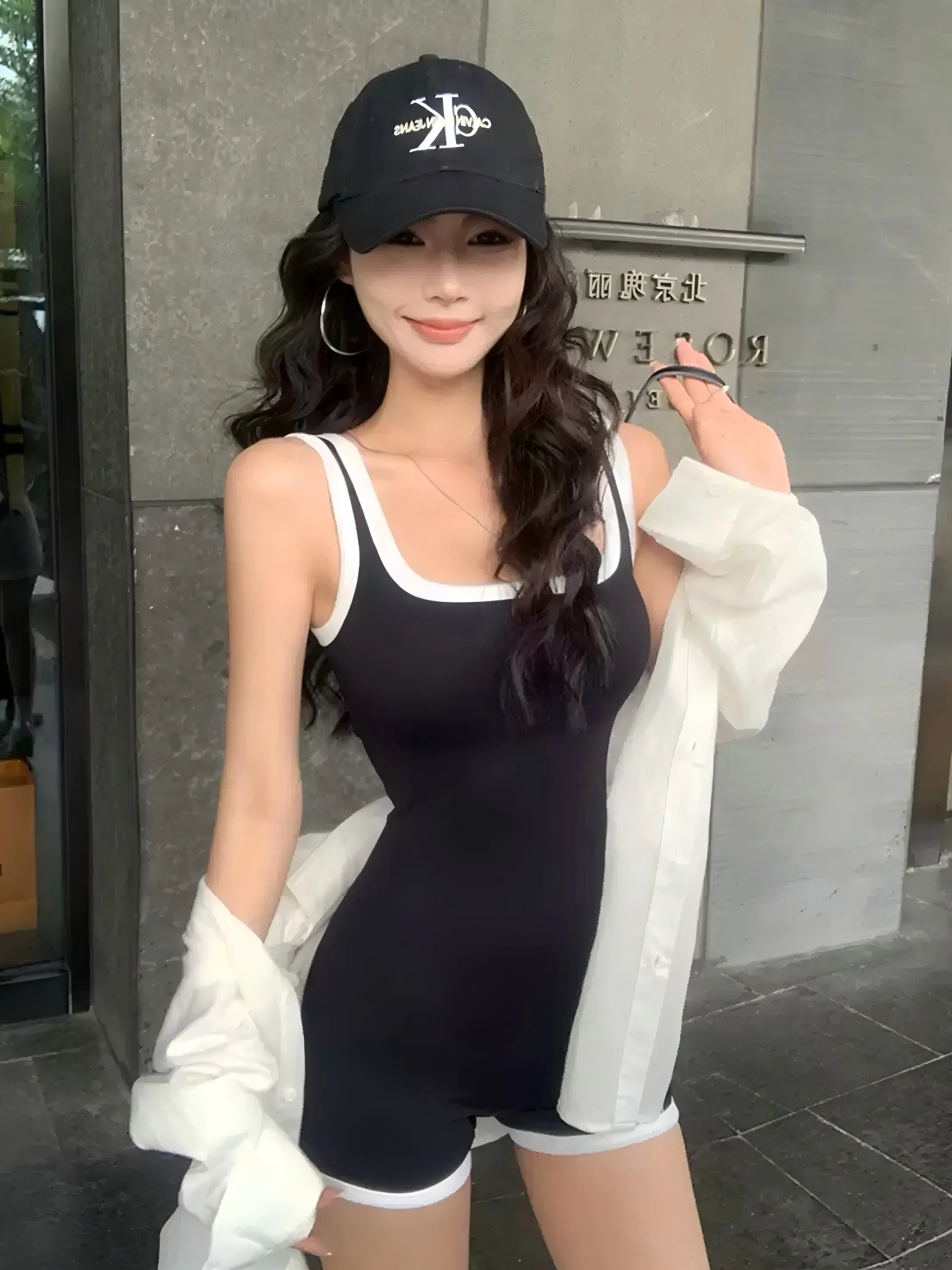 タイスタイルの女性用競泳水着：复古デザインと遮肉機能の実用性