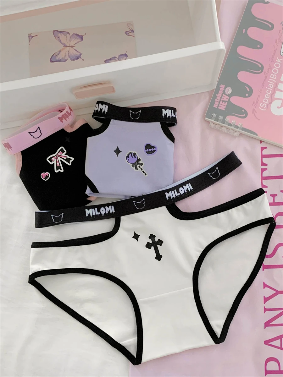 可愛らしいデザインの純綿三角パンツ：透かしデザインが日常に溶け込む女性用下着