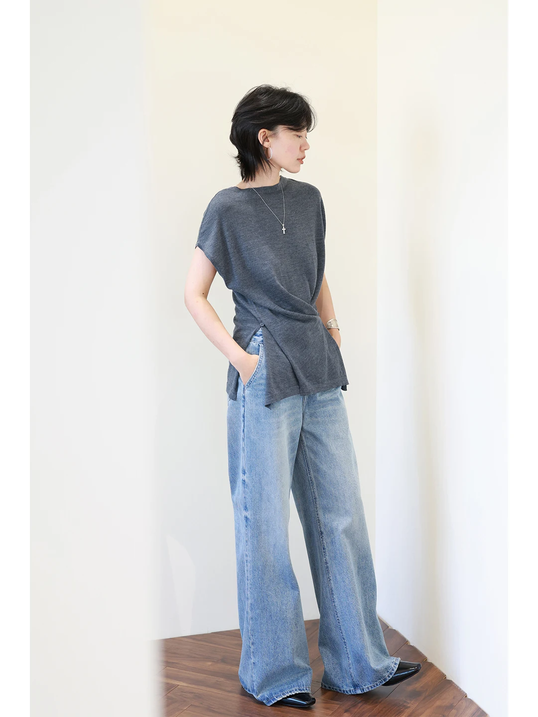 浅青色デニムストレートパンツのサイズチャート：梨形体型に最適なフィット感を実現