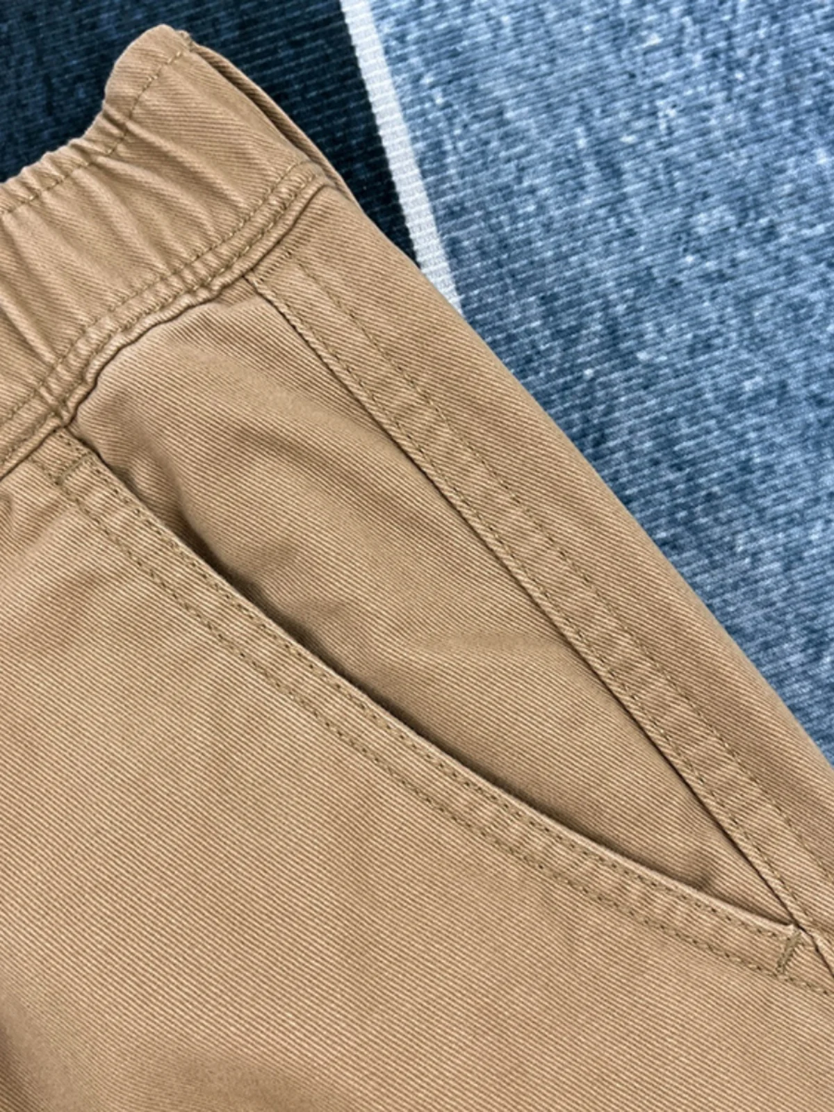 春コーデ メンズ 完全ガイド｜スリムフィットコットンパンツの選び方とシーン別着こなし