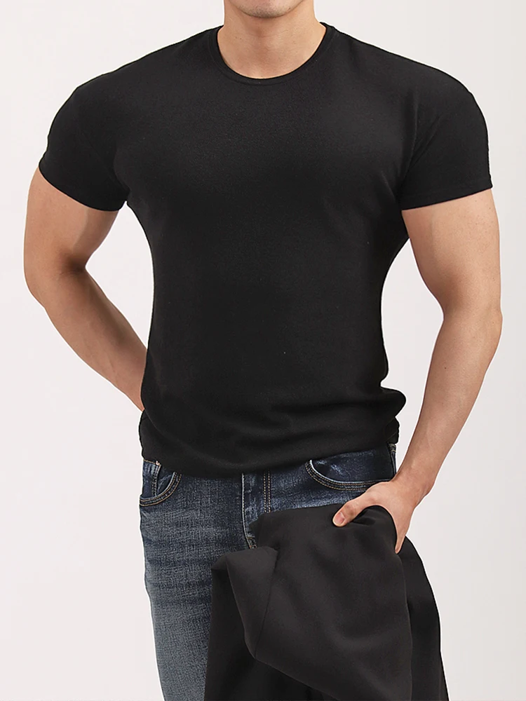 ストリートファッションの本質とは？シンプルTシャツが支える自然な着こなし