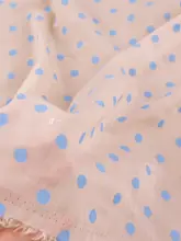 柔らかく透け感のある 肌色ベースのブルー天絲麻ドット柄生地【春夏用】