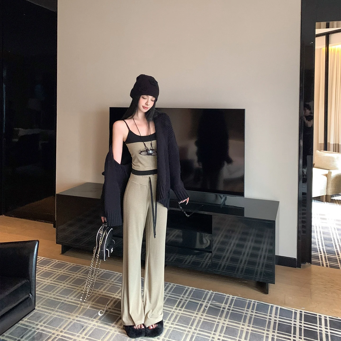 ボーダー 大人コーデ おすすめアイテム：感のあるニットカーディガンとストライプのワイドパンツ