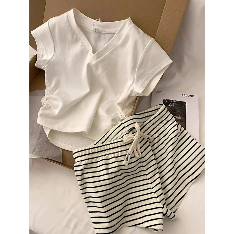 ラウンジ風ホワイトTシャツとストライプショートパンツセット：カジュアルな日常コーデに最適なルームウェア
