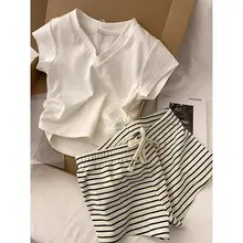 ラウンジ風 ホワイト短袖Tシャツとストライプショートパンツのルームウェア【カジュアルに外出可能】（セットアップ対応）