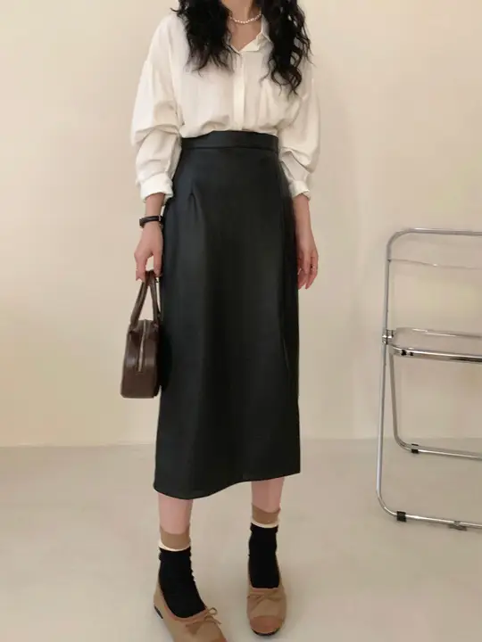 高腰デザインのレディース合成皮革スリット入りタイトスカート【黒・春秋向け・中長丈・大きいサイズ対応】