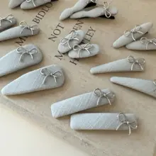 手作りの薄青色布製リボンヘアクリップ【シルバーアクセント・前髪留め・サイドクリップ】