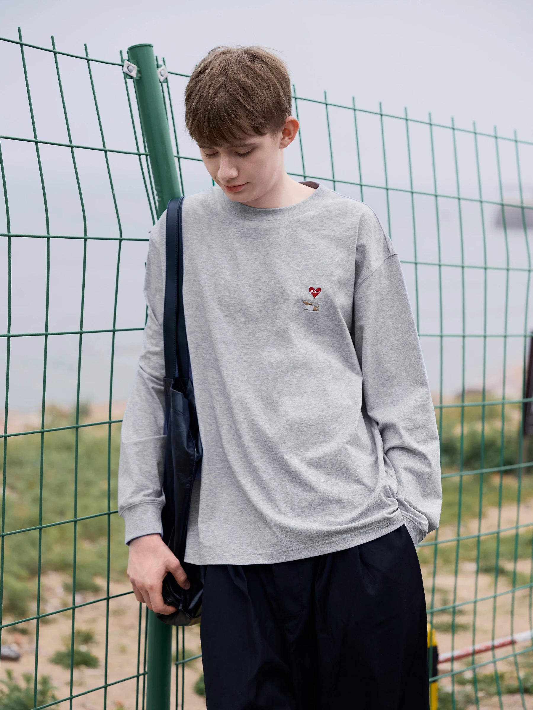peaceminusoneのTシャツを選ぶべきか？デザインや価格、生地の違いを徹底比較