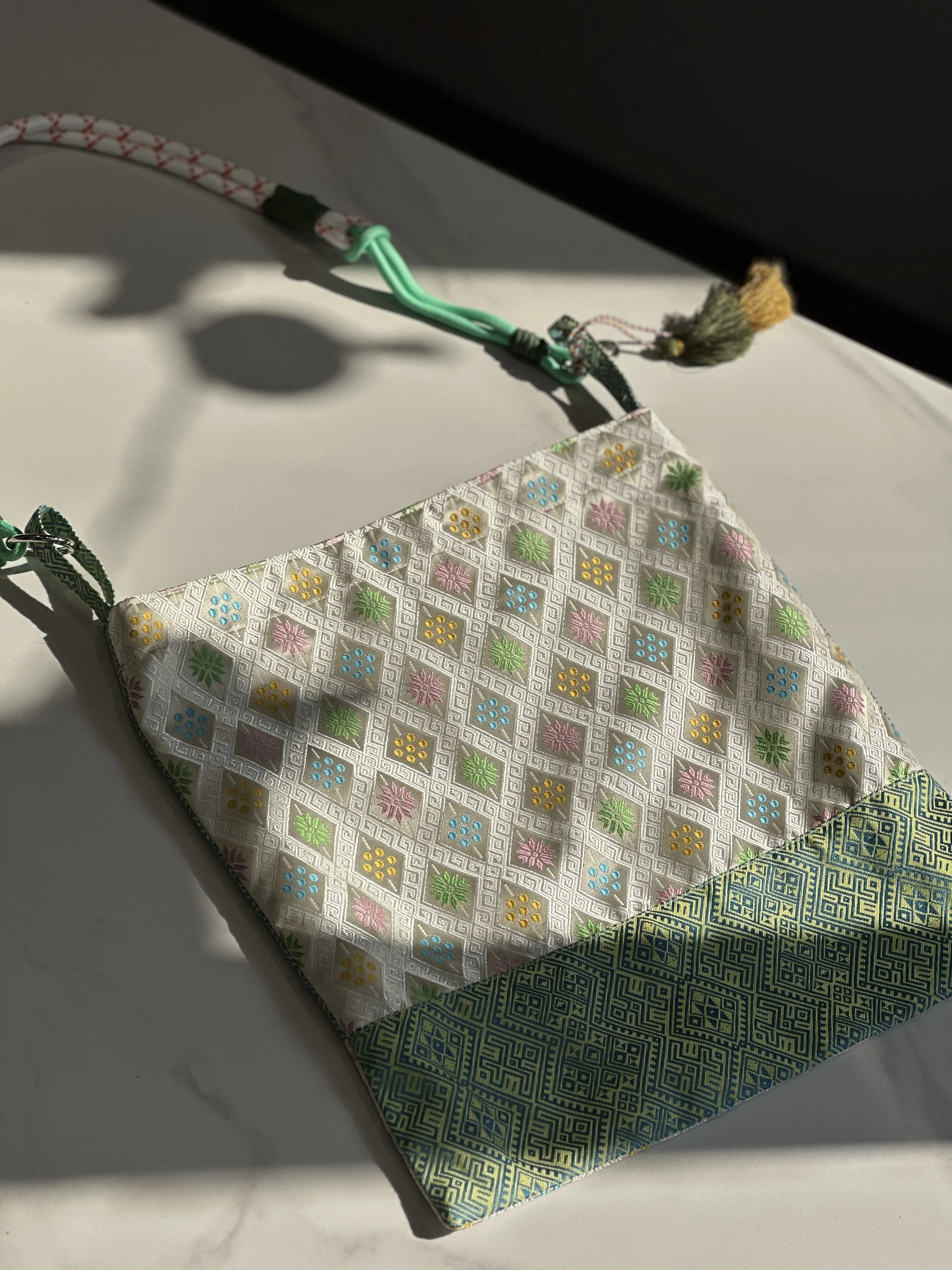 伝統的な壮族刺繍の布トートバッグ：新中式デザインで通勤と日常を支える大容量バッグ