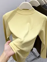 サビ紅色のハイネック長袖トップス【シンプルでおしゃれなデザイン・春秋向け】