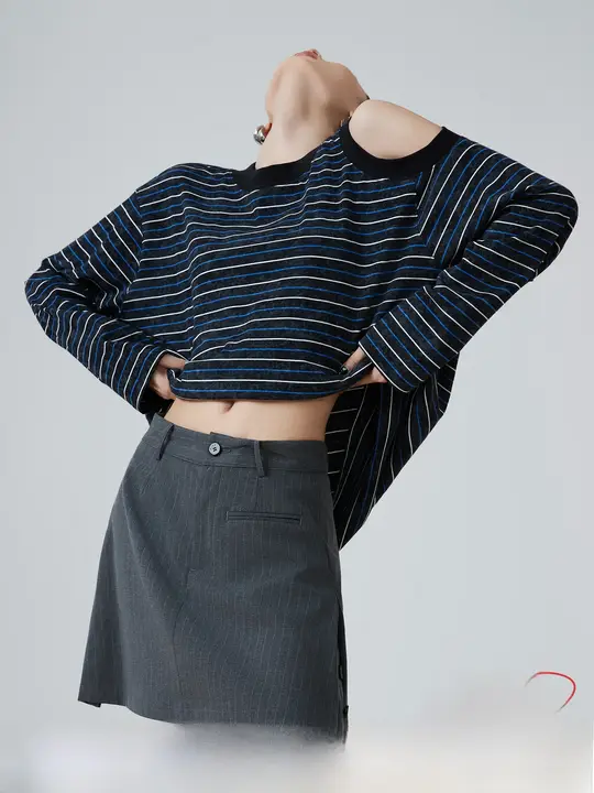 ブルーストライプのオフショルダー長袖Tシャツ【ルーズフィット・カジュアル】