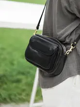 シンプルなデザインのレザーショルダーバッグ【男女兼用・カジュアル・英国風】