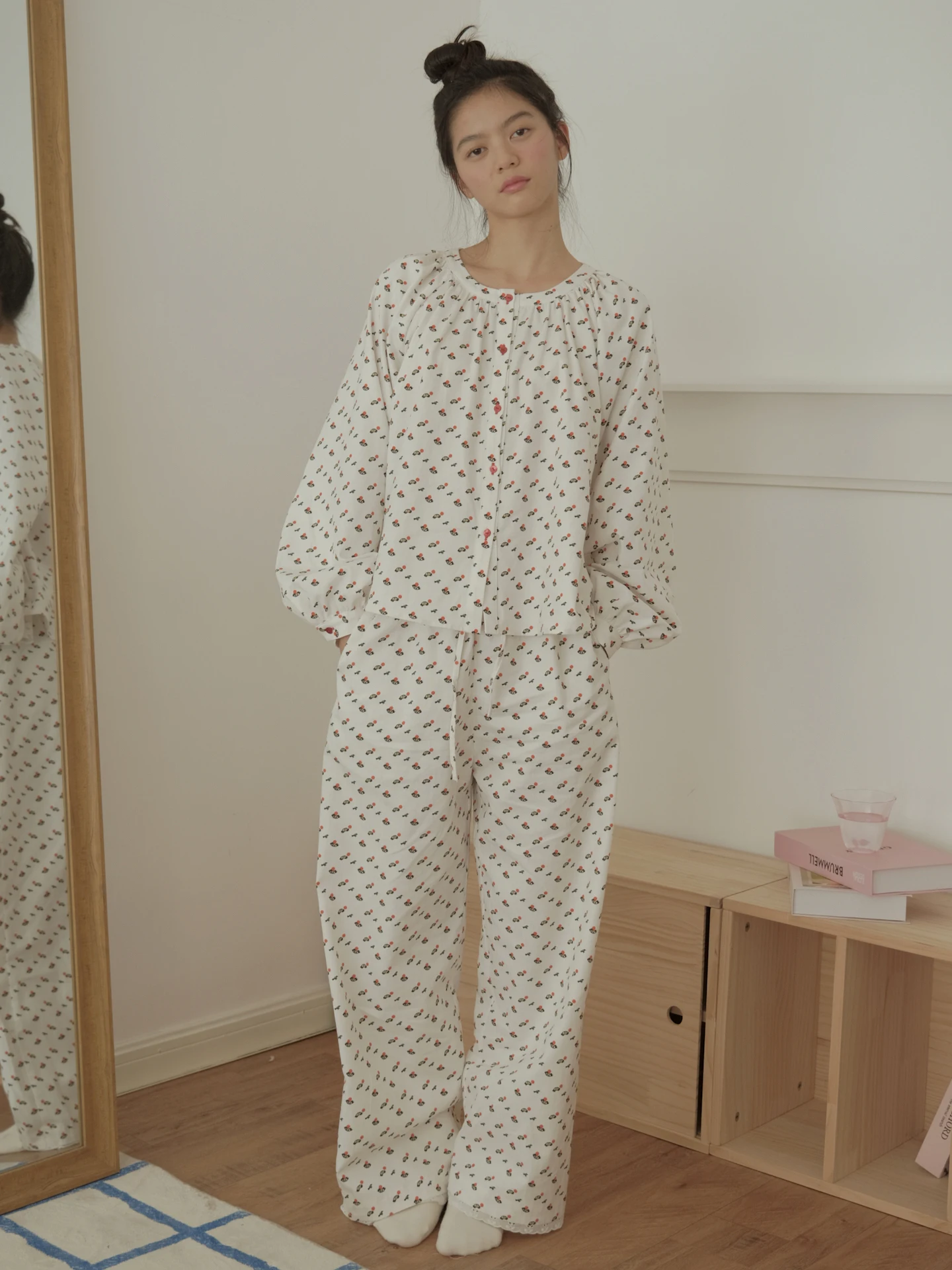 ポルカドット柄のパジャマセット：女性向けの冬用リラックススタイル