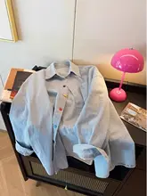 カジュアルなビッグサイズブルーとホワイトのストライプデニムシャツ【ユニセックス・長袖・秋用・カラー付きボタン・翻領】