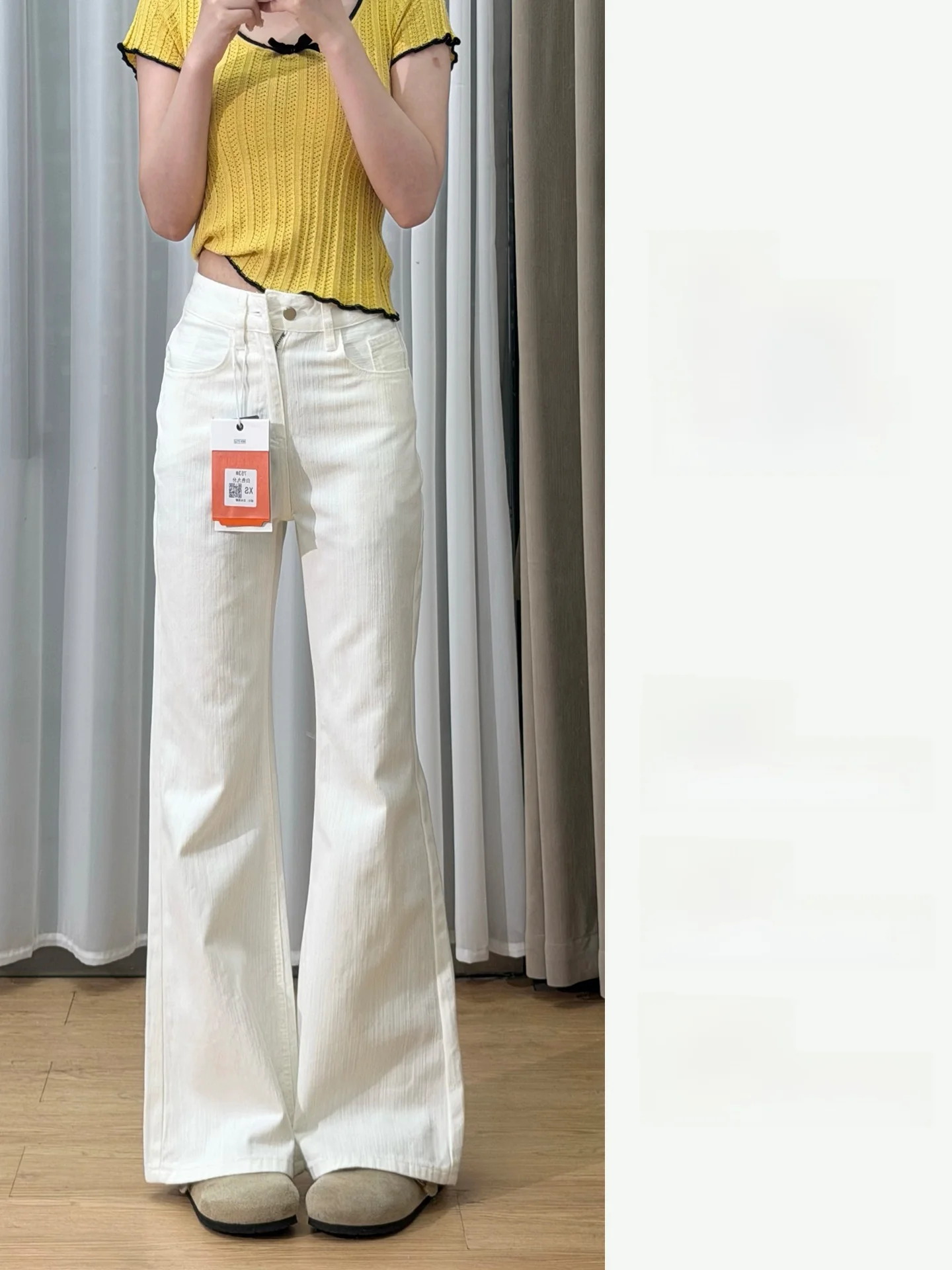 デニムシャツに合うパンツ レディース：高腰ホワイトブーツカットデニムパンツのスタイル実証