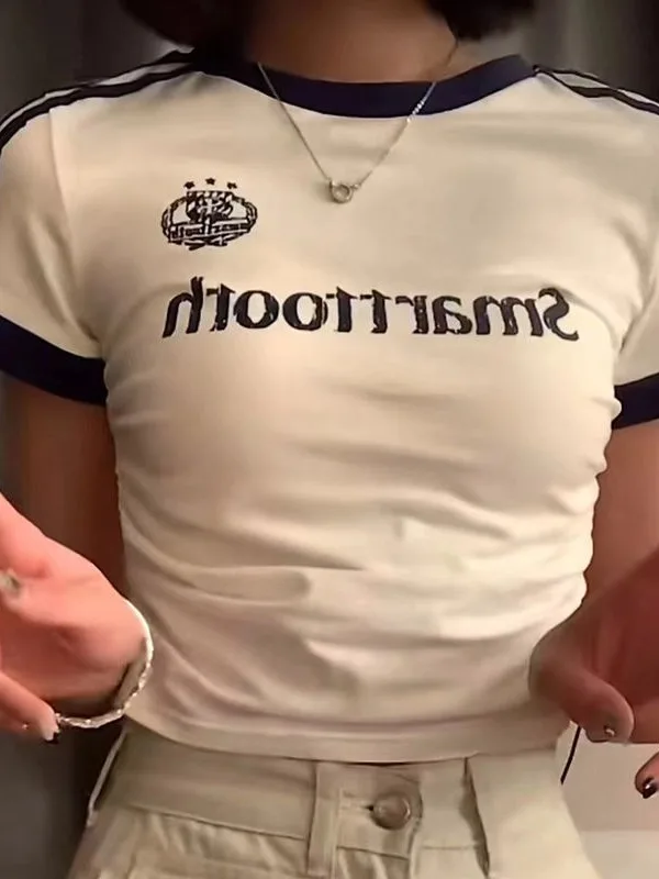 短丈Tシャツ【ダンススタイル・女性用・小柄にもフィット】とは？学院風の修身型デザインと吸汗機能の実用性を解説