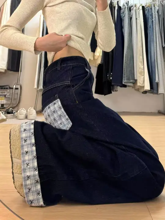 デザイン性のあるブルーカフ付きデニムパンツ【レディース・梨型体型・格子柄・ストレート】（セットアップ対応）