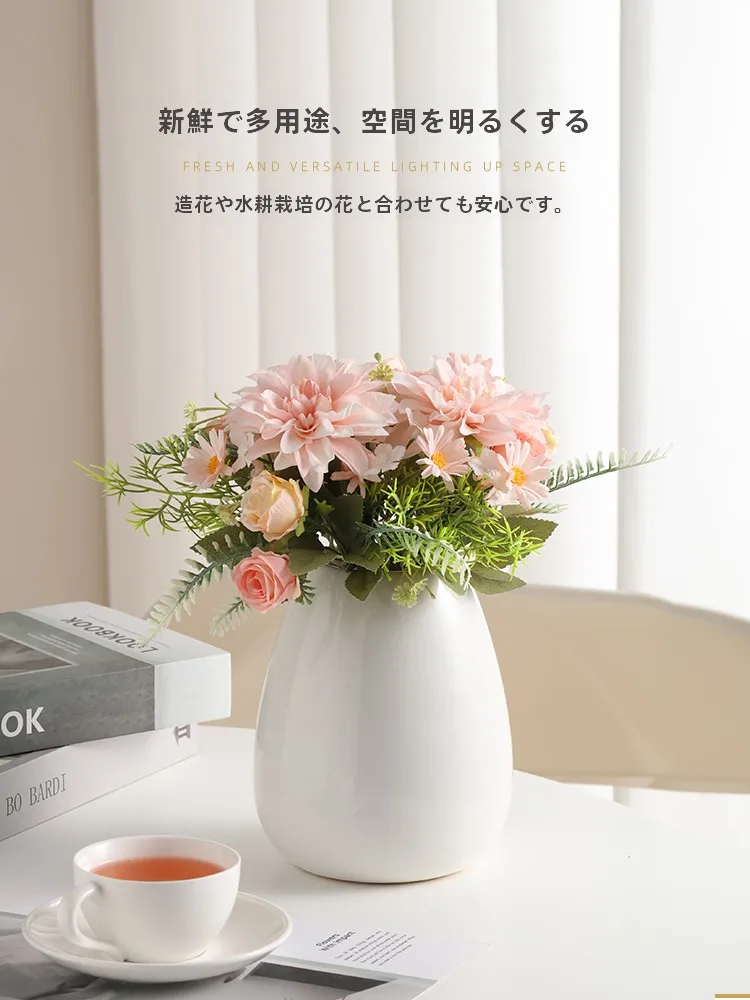 インテリア買い物リストにおけるモダンデザインの陶器製花瓶の役割と特性