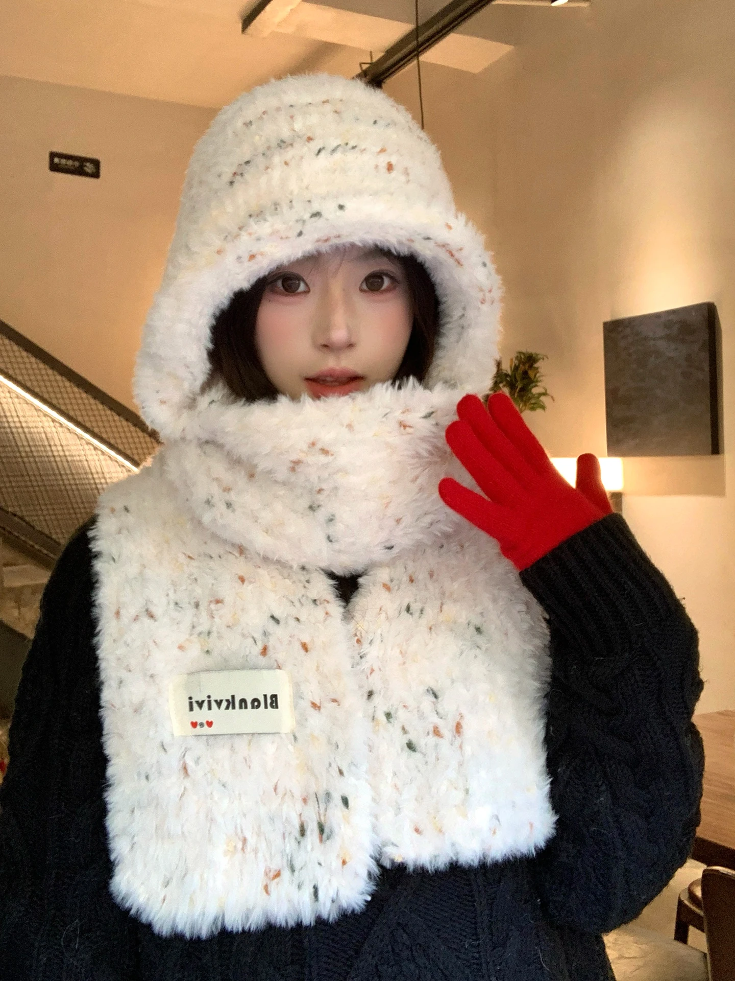 もこもこ冬帽子：暖かさと柔らかさを実現するフリースマフラー一体型