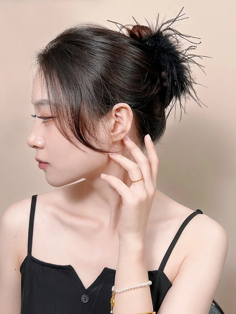 白色羽毛のハーフアップヘアクリップ：高級感と機能性を兼ね備えたシュシュスタイルの実用性解析