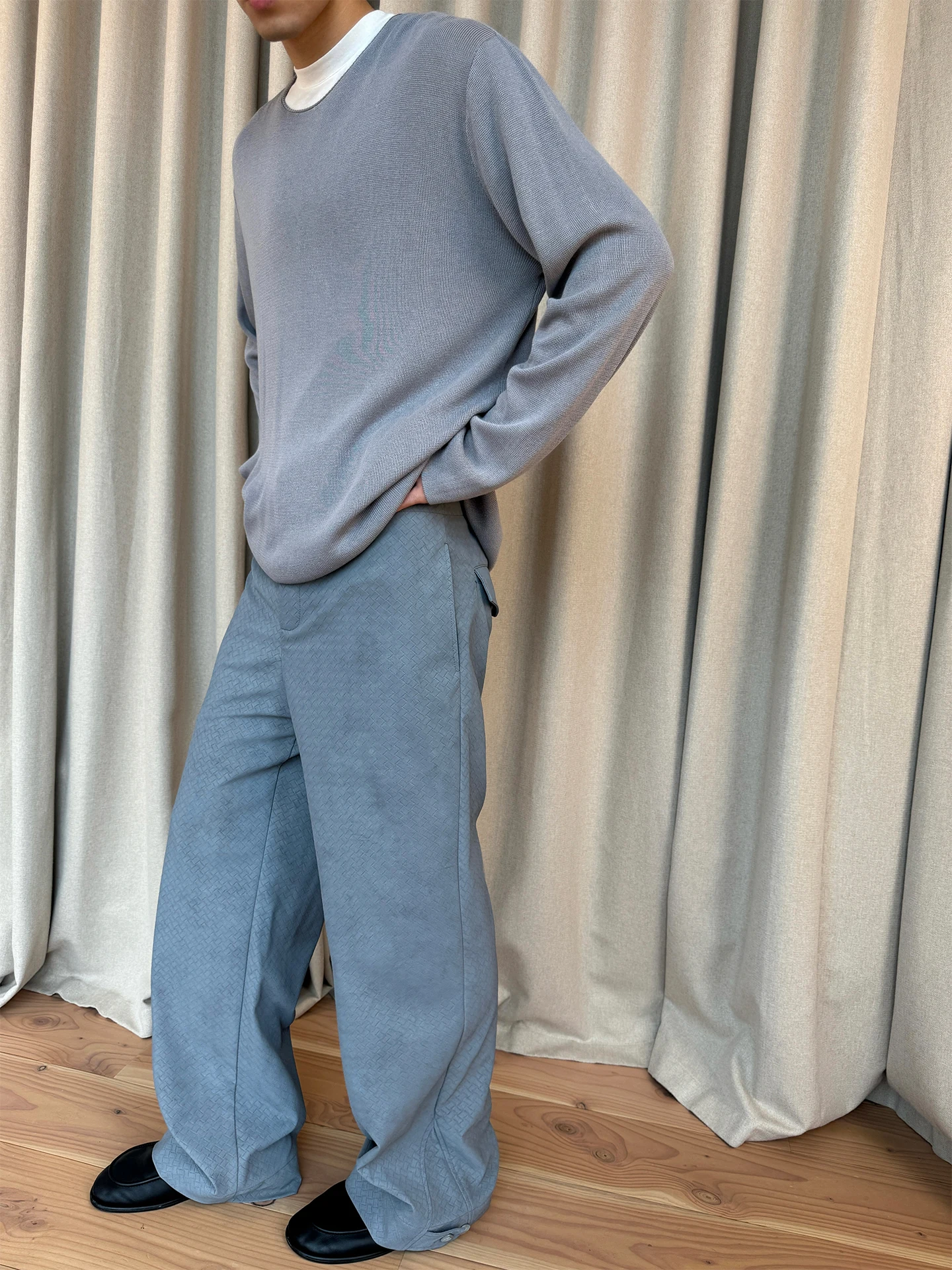 冷灰色のストレートタッチ加工カジュアルレザーパンツ：秋の日常着としての実用性とデザイン特性