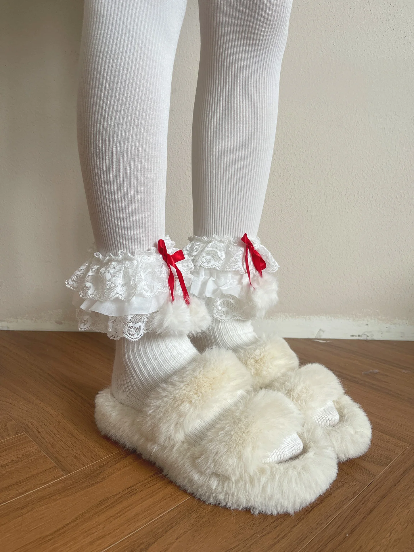 派手な靴下：クリスマス向け赤いサテン毛玉付きロリータスタイルのカシミヤふわふわソックス